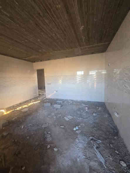 #يعلن_مكتب_عقارات_زنكورة

🟠 دار هيكل سكني للبيع🟠  

📍موقع العقار : الرمادي _زنكوره _ المفرق بالقرب من مدرسة النبلاء الجديده

🟠 الدار وجه على شارع 6 متر 

🟠 موقع مميز 

🟠 خدمات كامله

🟠 مساحة الكلية (500 متر)

🟠مساحة الدار (200متر)

🟠خدمات ماء كهرباء بلديه كامل

🟠قريب من مدارس وروضه مكان كلش مرتب

🟠ملاحضه ( الهيكل مجصص بالكامل والمطبخ جاهز سيراميك وكهرباء والارضيه جاهزه كاشي درجه اولى موجود بس تشتغله وتأسيس ماء كامل ) 

محتويات الهيكل 🏠

استقبال _ صاله كبيره _غرفة نوم عدد 2
ومطبخ ومجمع صحيات 

🟠ملاحضه الاستفسار على السعر او تفاصيل اخرى راسلنه خاص اوتصل بالارقام الموجوده 

🟠🔶نستقبل كافة العروض العقارية🔶🟠

____________________________________
 
✅للأستفسار الاتصال على الارقام التالية :

📞*********** وليد ابو ازهر 
📞*********** المهندس ازهر 

موقعنا على الخريطه 

https://maps.app.goo.gl/uaqG7ir7EbX2DQkBA

أو زيارة مكتبنا الكائن الرمادي_ ناحية اليرموك             

(زنكوره سابقاً)_ المفرق  _ مقابل جامع هادي البشير (البمرعي)

#مكتب_عقارات_زنكورة 🕹️
