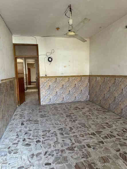 دار مساحته 100
متر طابو ملك صرف 
سكني يحتوي عل 2 غرف نوم 

واستقبال ومطبخ وخدمات

موقعه الانتصار شارع ال 25 قرب الملعب 

موقعه مميز وسط المنطقه 

سعر (75)
***********
