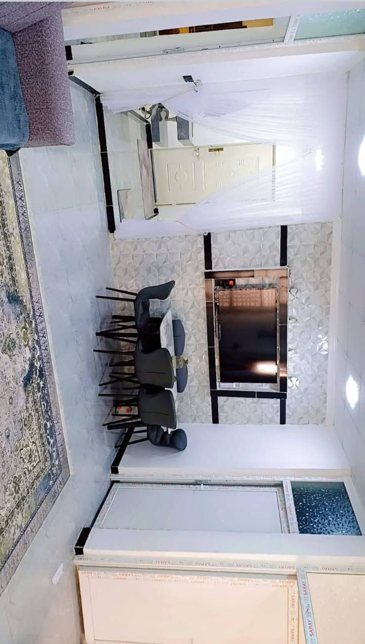 بيت للبيع 240 متر بارميل غرفتين نوم واستقبال ومطبخ وصاله جبيره وصحيات داخلي وخارجي ***********
