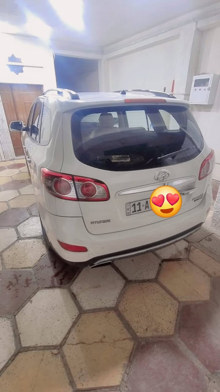 السلام عليكم سنتافي خليجي 2012 للبيع السيارة فول مواصفات واحلى من الصور بصمة تحكم استيرن حساسات بالدعامية زراك لايت ٧ راكب تبريد ٣ قطع كير محرك مكفول على وضع الشركة تخم تاير قبل اسبوع شادة صدر السيارة خير من الله بيها بارد شي قليل بالباب الخلفي خلف الصدر وهلال الجاملغ وصبغ على كد شبر جوة الرقم السيارة باسمي رقم بغداد. مكان السيارة ديالى بعقوبة التحرير. 
 الهزة بعدها جديدة  السعر 167$ للاستفسار الاتصال على الرقم *********** او ***********
