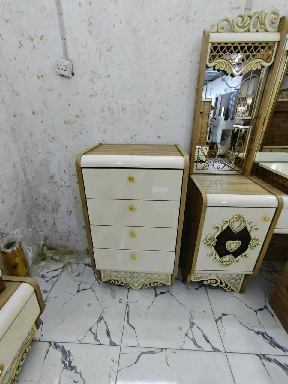 ✨ *غرفة تركي 🇹🇷 مستخـدم. -
 11قطعة* ✨  
صبغ حراري فاخر

*المواصفات:*
- نظام أبواب * وسلايت بروفايل 
- سرير مخزن +  🛏️
- ضهر بلوك
- قماش وتربروف أصلي
- نظافة 95💯
💰 *السعر:* 1.250.000
🚚 شد ونقل مجاني داخل بغداد
📦 توصيل للمحافظات بأسعار رمزية


**إذا كنت صاحب هذا الإعلان وتريد حذفه لأي سبب، رجاءا أرسل رسالة إلى الدعم الفني**