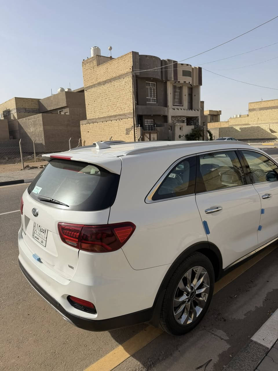 سلام عليكم سورنتو 
موديل 20 جديده ماشيه 130 اصل مال جناي 
رقم بابل كفاله عامه عدا بارد بسيط بجاملغ الأمامي 
6 سلندر 7 راكب 3 قطع تبريد ومواصفات ال20 كلها 
مكانها كربلاء للاستفسار :- ***********
