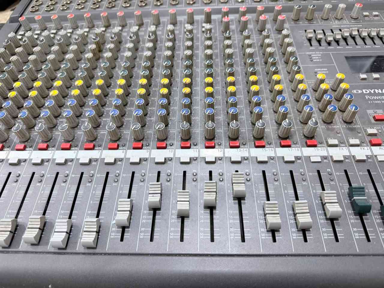 Dynacord PowerMate 1600 )وهو ميكسر صوت احترافي مزود بمضخم صوت داخلي (Powered Mixer).

* حوالي 16 قناة مايكروفون XLR.
* مؤثرات صوتية (Effects) مدمجة.
* Equalizer رسومي.
* مضخم قدرة 2 × 1000 Watts.
* منافذ USB وواجهات تسجيل
الجهاز نظيف واصلي 100% وكله شغال 
للاستفسار 

+964 770 421 6384


**إذا كنت صاحب هذا الإعلان وتريد حذفه لأي سبب، رجاءا أرسل رسالة إلى الدعم الفني**