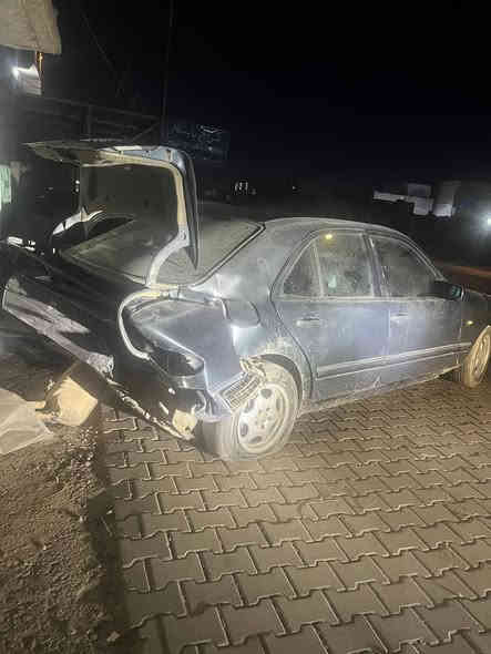 الحلال #للبيع نضربت ربي يجفيكم الشر خل اسولفلكم تفاصيل السياره واني مسوول عليها وعلى كل كلمه اكولها ..
1- مارسيدس موديل 2000 منفيس ومنفيسها ضايع 
2- كهربائيات شاشه اصليه تاب جبيره ومسجل دف اربع سماعات صوت يخبل ولايتات عالي ناصي واشاير وهورن وتدفئه شغاله نار 🔥 وتبريد فقط راديتر عايزها
3- باتري جديد بالكارتون واصلي
4- فتحه سقف وشغاله
5-كير ومحرك اصليات بلاديات شرط مامصلحات شرط اوتماتيك 
والله شاهد على حرف مثل ماكتبت كلشي شغال وكلشي شرط
السياره تعرضت لحادث شوف عينكم ربي يجفيكم الشر بس الحمدلله الحادث ما ماثر عليها لان بالبجم الوره هسع السياره شغاله وكلها شرط بعدها على وضعها فقط تضررت من وره .. هذا رقمي *********** ومكاني الشرقاط والسياره هسه يم السمكري
والسعر 25وبيها مجال حك الجيه
