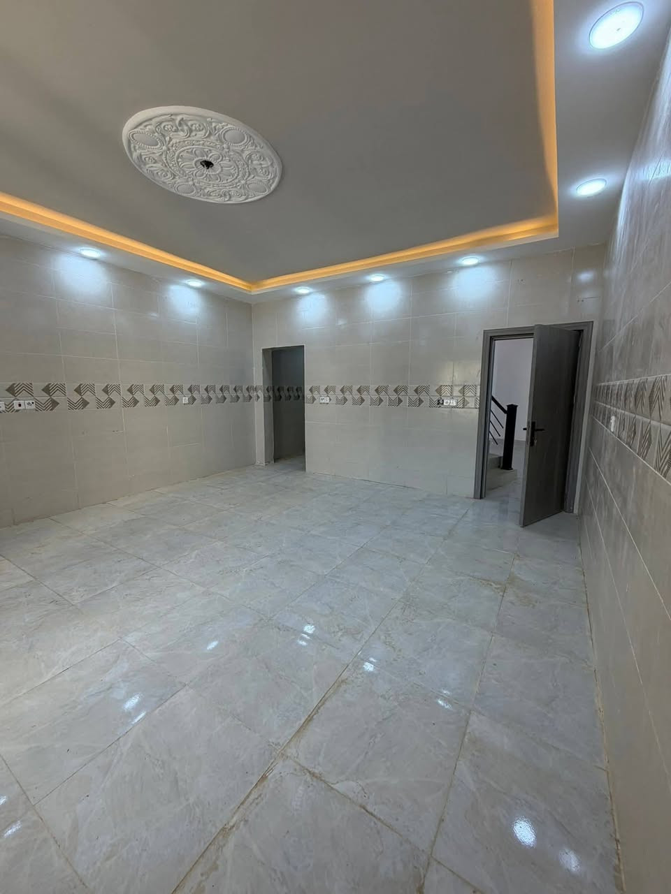 السلام عليكم 
🏛️بيت للبيع العنوان تكريت حي القادسية مربع الحلاوي قرب مدرسةحواء المساحة :300 م 
واجهة 10 ونزال 30 
يحتوي على ٥ غرف نوم +استقبال +مطبخ +صحيات عدد ٣ +مطبخ حار +بارد +حديقة +كراج 🚗 
للاستفسار؛***********
