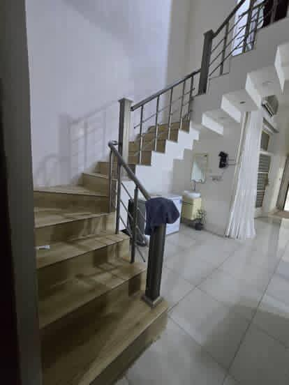 الدار للبيع المساحه 240متر طابو زراعي سند 25 تحويل مباشر بسم المشتري مباشر بناء حديث طابوق السقف صب كونكريت يتكون من غرف نوم 3ثلاثه+ستقبال+صاله 
+مطبخ حار+بارد+مجمع صحي خارجي وداخلي وطارمه وممر خلف البيت وطارمه كبيره وحديقه صغيره البيت جاهز من كلشي معايز أي شي الموقع المعاره قرب حمادي أبو الغذائية على شارع العام مباشر تبليط 
أي استفسار إتصال على الرقم التالي واتساب ***********
أو مراجعة مكتب ابو زهراء التميمي شارع المواكب مقابل حسينية الخزرج الخاص مفتوح
