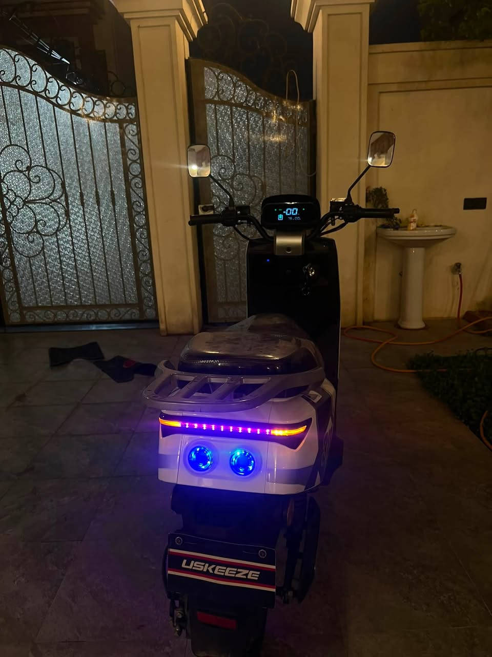 السلام عليكم
درجة اباجي 318 🛵
6 بطاريات 🔋 تمشي شرط  فوق 30 كيلو بل شحنة الوحدة 
سرعتهة تقرا 86 حقيقي 60
ملف 2000✅ 
 الدراجة مواصفاتها
مثبت سرعة 
منفذ شحن USP
شاشة اعطال
 زر الرجوع R 
بريكات دسك امامي خلفي +ABS
 الباقي معروفات.
الدراجة ماشية 4000
الدراجة مصروف عليها . تايات جديدة 🛞المقعد امغلف
الدراجة وياها دبل شاحة اصليات 🔌 ودبل ارضية  + خوذة ⛑️ + صندوق اصلي مالتها 
الدراجة ناظافتها 90‎%‎  بيها بعض الخدوش  ✅
الدراجة شرط  ما مبدل لا عقل الاملف الدراجة مال جني شرط تاخذها ربع ما تصرف عليها ✅
مكاني موصل ايسر 
السعر 600 الف وبي مجال بسيط


**إذا كنت صاحب هذا الإعلان وتريد حذفه لأي سبب، رجاءا أرسل رسالة إلى الدعم الفني**