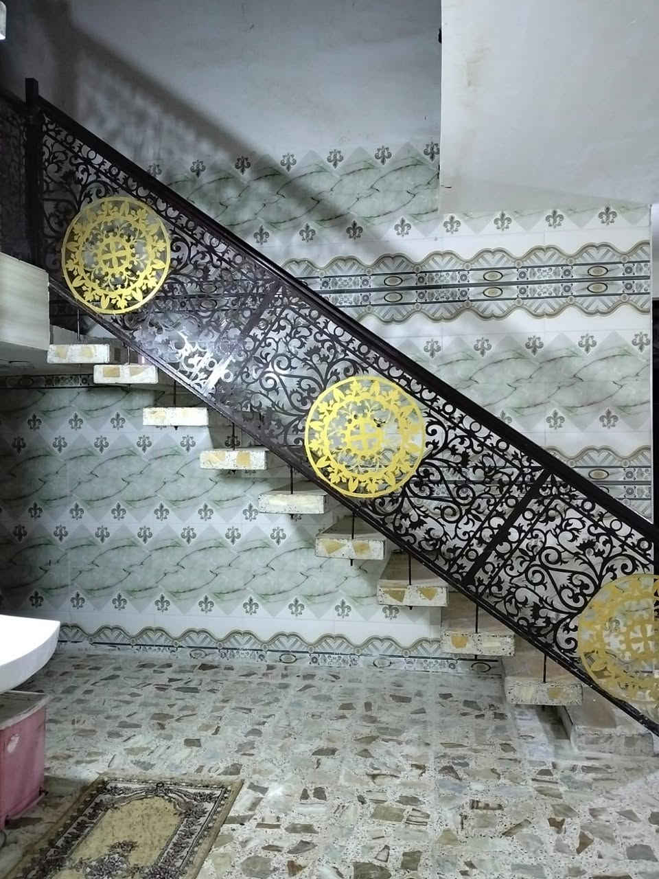 السلام عليكم دار للبيع المساحه 290 متر حي طارق الشيشان عل سده خلف المدراس خدمات كامله  البيت يحتوي عله غرفتين وصاله ومطبخ وستقبال وصاله وكراج وحديقه الاتصال عل رقم ***********
