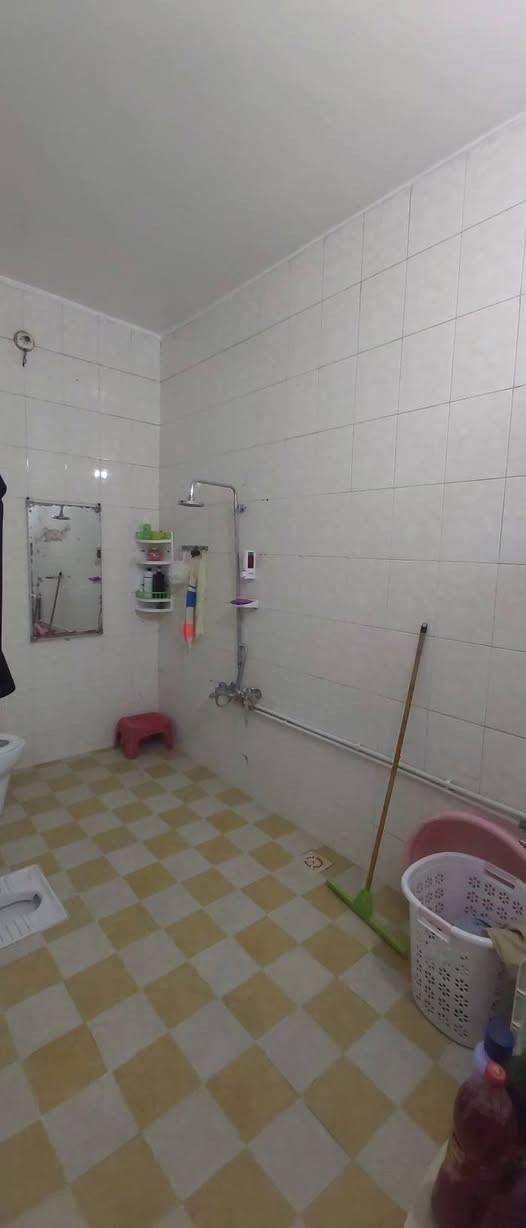 بيت للبيع ٢٠٠ متر حي السلام سايدين مجمع العين يحتوي على ثلاث غرف صاله استقبال صحيات داخليه وخارجيه وبالاضافه الى شقه معزوله طابق ثاني السعر ٤١٠ مليون ***********
