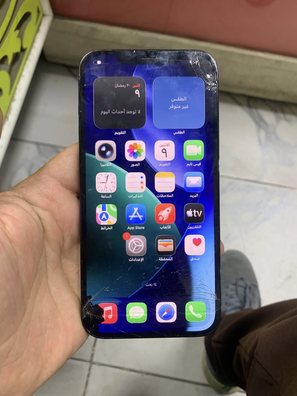 سلام عليكم 
ابفون 12 برو ماكس 
ذاكرتة 256
بطارية 88 
جهاز مكسورة شاشة 
325 الف وبي مجال 
مكاني اعظمية 
***********

