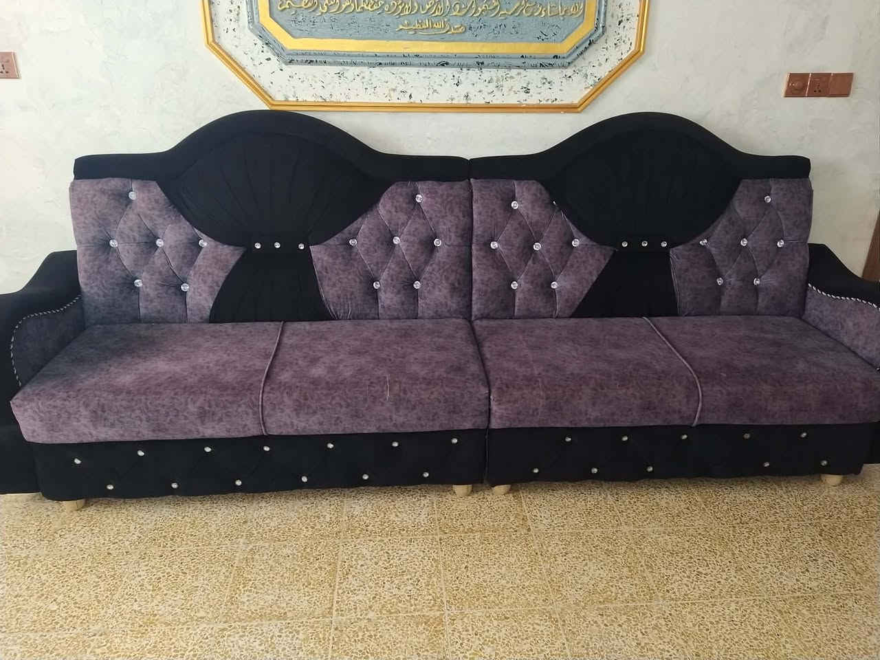 قنفة نظيفة للبيع مع كوشاتيه ***********
