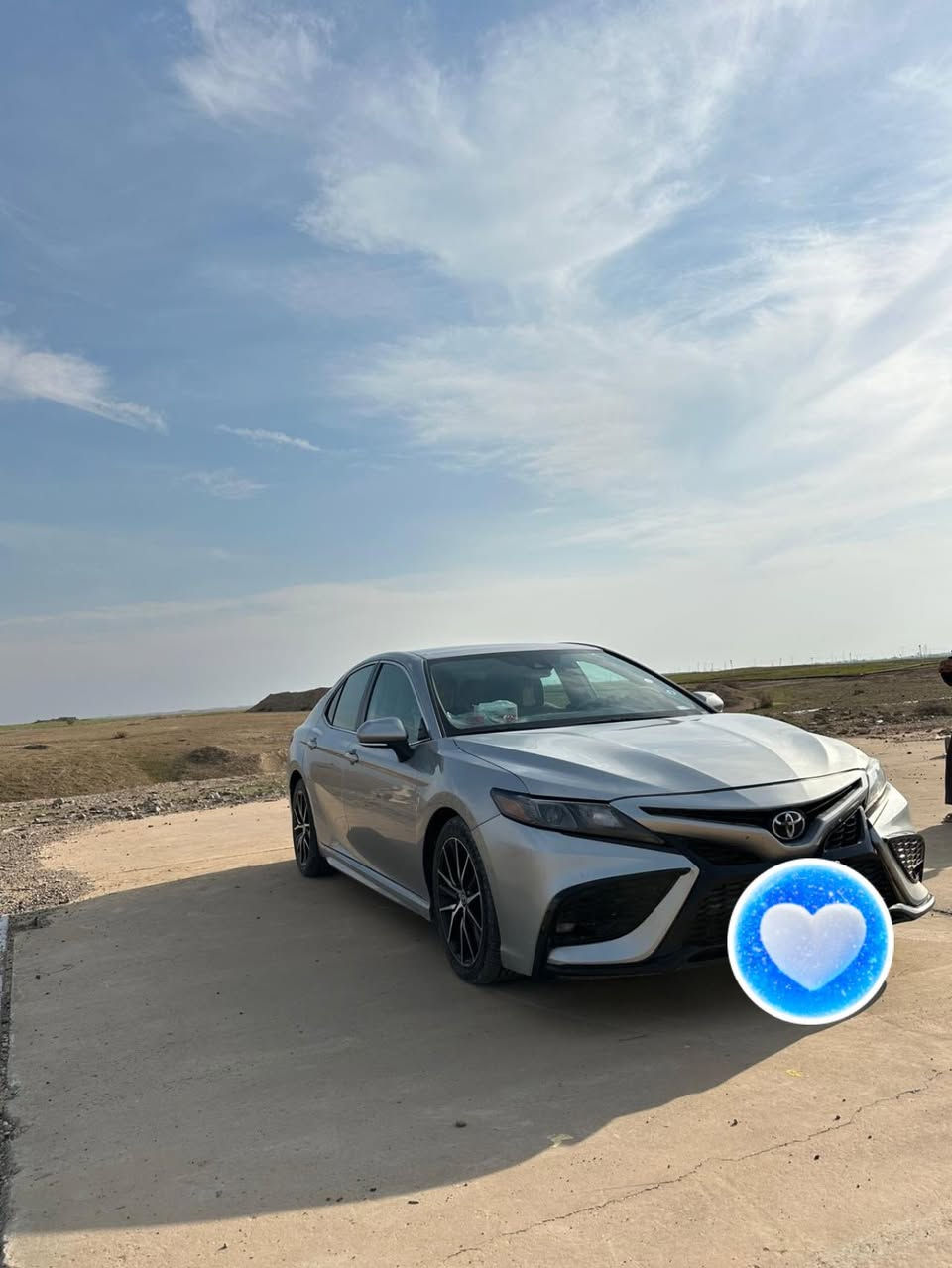 السلام عليكم من رخصة الادمن.  كامري للبيع موديل 2023 فئة SE ضرر قطعتين جاملغ السايق الأمامي و البنيد تبديل    السيارة جديدة رقم صلاح الدين ب اسمي تحويل ثاني يوم عنواني تكريت رقمي ***********
