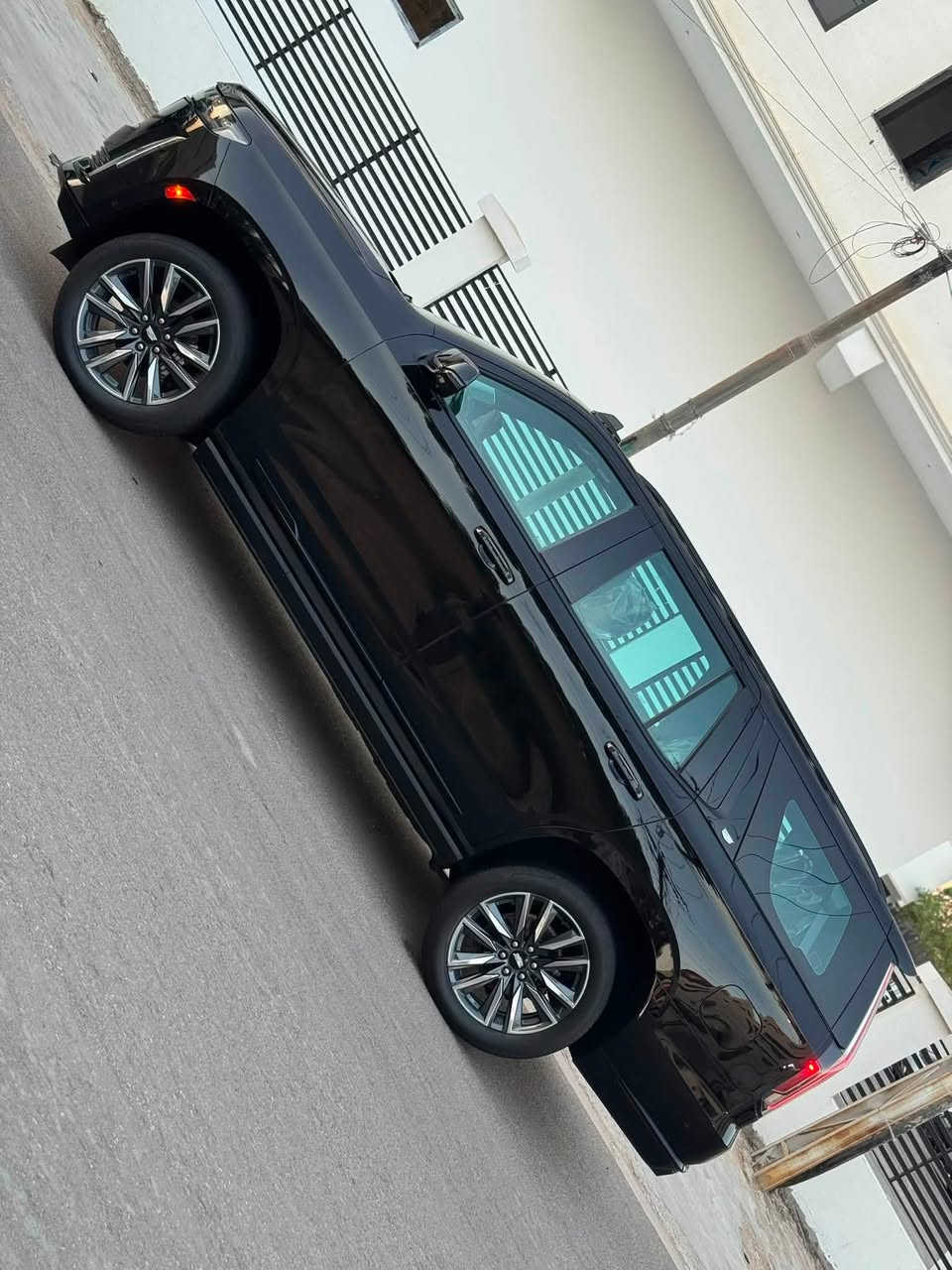 للبيع كادلاك سكاليد ESCALADE خليجية موديل 24 بلاك ايدشن بلادي  وكالة المنصور بعدهة بالضمان تبديل دهن مجاني رقم بغداد بأسمي كفالة عامة فول مواصفات للاخير  ١/١ ماعدا المساج :
نطام صوت ٣٦ سماعة AKG
٣ شاشات
جكات 
اوتو بارك خاصية الركن الذاتي + قيادة ذاتية
ابواب شفط 
داتا شو (عرض على الجامة الامامية)
بانوراما
كامرات 5 محيطية 360 درجة
عدادات شاشة دجيتال
رادار امامي + تحديد مسار
رادار جانبي + نقط عمياء
دوسات كهرباء + انارة led
ثلاجة
كشنات vip منفصل
لايتات داينمك متحرك
كشنات جلد بيجي خزن ميموري + هزاز كشن
تبريد تدفئة كشنات امامي + خلفي تدفئة
منافذ شحن usb,hdmi,typeC
ويل حجم ٢٢  كروم بلادي من الشركة
اشاير مري + مري شفط + هيتر مري
جنطة كهرباء + ستيرن كهرباء
سايد بريك بصمة
داخل چكليتي + صاج ملكي
حساس امامي + خلفي
انارة داخلية محيطية متغيرة
فور ويل
علامات ترحيب كدلات في الجوانب والجامة الامامية
عليهة تضليل امريكي اصلي ابو الضمان
وباقي المواصفات المعروفة والسيارة كفالة عامة من الصبغ والبارد والشخط والرصعة وماشية 38 الف كيلوب عدهة بريحة الشركة والسعر 81,500$ للاستفسار ***********
