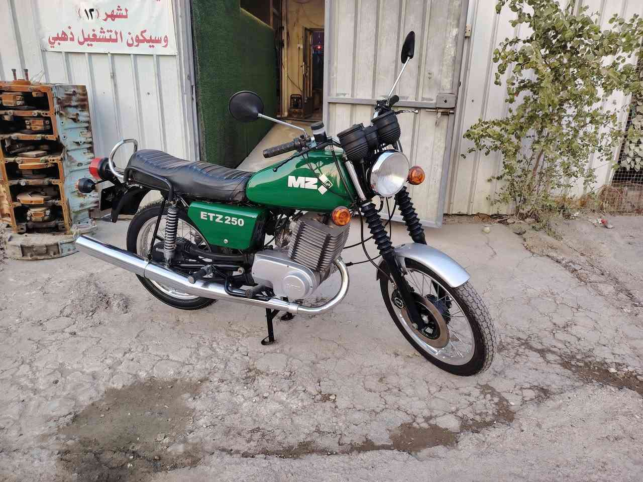 السلام عليكم اخوتي دراجة للبيع *********** اتصال للمهتمين
