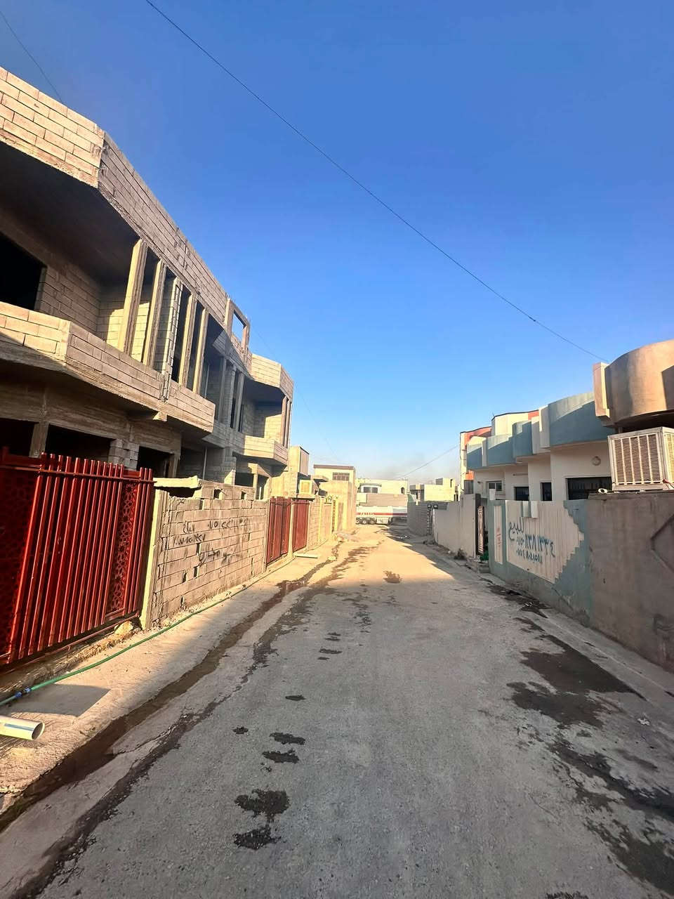 للبيع – ثلاثة هياكل طابقين في الموصل / القوسيات
📍 الموقع: الموصل – القوسيات، مدخل أسواق أبو علي، خلف جامع جبل أحد.

عدد الهياكل: 3
المساحة: 120 متر  لكل هيكل.
الخدمات: ماء، كهرباء، وشوارع مبلطة.
تفاصيل كل هيكل:
3 غرف نوم.
هولان.
مطبخ.
غرفة استقبال.
صحيات داخلية وخارجية.
نوع السند: سند زراعي (حق التصرف 25).
للاستفسار يرجى التواصل على الخاص أو الاتصال:
📞 *********** 

‭📞***********‬
