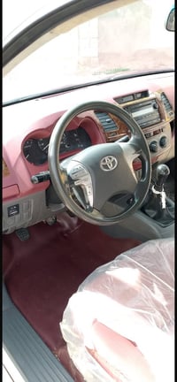 بيكم هايلوكس 2013 رقم بغداد    بيها جاملغ شوية جوة الباب السعر ١٦١ الر...