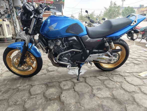 دراجة للبيع سي بي فور موديل 2013 
مكفولة كفالة عامة المكان كربلاء 
رقم الهاتف ***********
