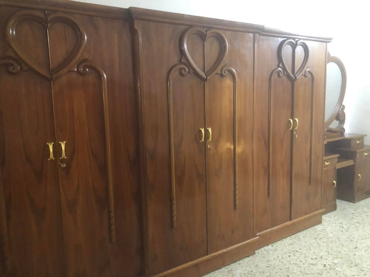 سلام عليكم احبتي
غرفة نوم صاج كامله كنتور ابو ٦ بيبان 
العنوان بغداد  *********** الاتصال  او وتساب 
السعر 700 الف وبيها مجال
