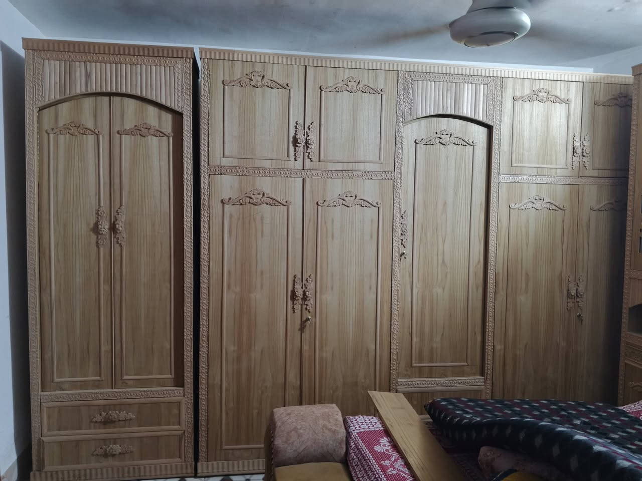 غرفه نوم مستعمله شي قليل شغل ايدي بيدي مشتغلها شرط بدون صبغ  كدام العين شرط انطيك هيه وخشبها وتجي تفحصها خارج 5ملم دخل مجرات سريه  للستفسار ***********
