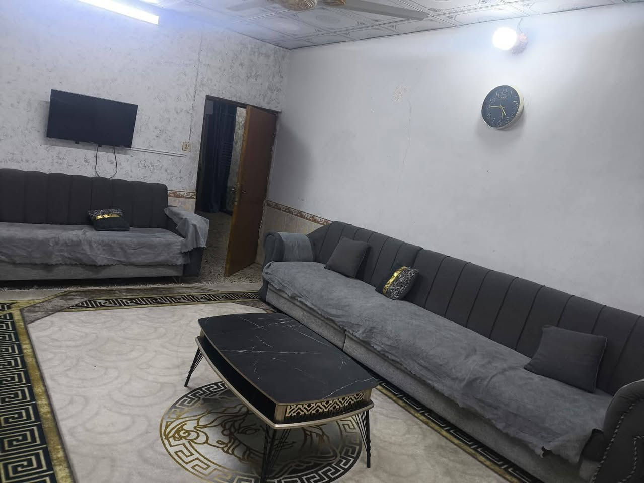 السلام عليكم... 
بيت ٢٠٠متر للبيع
البيت في حي الجمعية شارع الوائلي الفرع مقابيل محطة لغسل السيارات فرع صمون الكوثر البيت الثالث عرض الشارع ١٢متر مقابيل ساحة..
البناء قديم ولكن قابل لسكن 
الطابق الاول :-
غرفتين وصاله واستقبال ومطبخ وحمام داخلي وخارجي مع صبه 
السقف صبابه وغرفتين سقف جديد شيلمان
الطابق الثاني:-
غرفتين والثالثه صغيرة للأطفال مع مطبخ وحمام وصاله وسطح
السقف سندويج الطابق الثاني بناء جديد

‏‪***********‬‏ النجف, العراق
