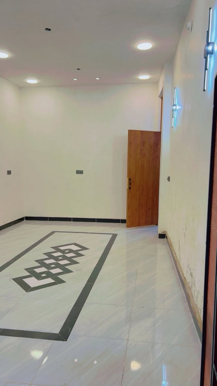 بيت للبيع مساحته 125 زراعي بيت ركن عله فرعين الفرع 10 متر عنوانه بغداد سبع قصورالسفسار***********
