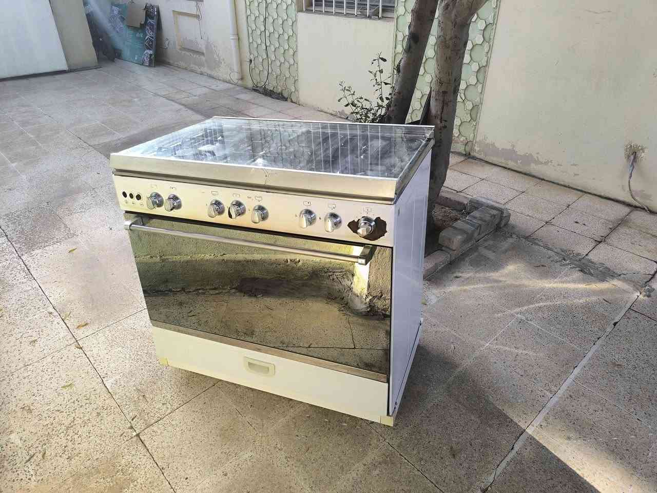السلام عليكم عندي طباخ للبيع شرط  شغال  سعرو 200 
مكاني الموصل  حي دوميز 
الاستفسار ***********
***********
