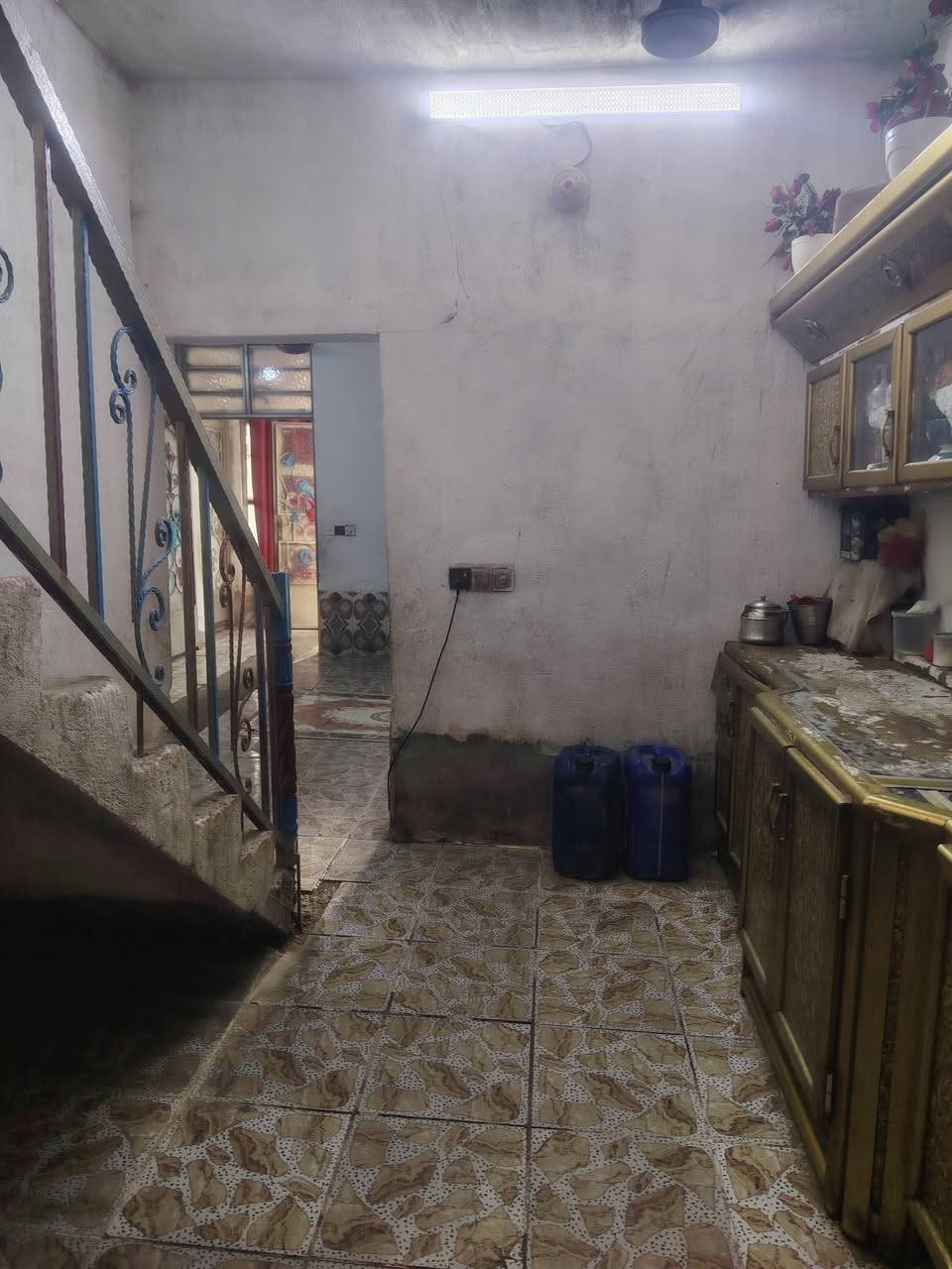 بيت للبيع مساحة ١٦٠ متر قاطين القاط الأرضي بي غرفةواستقبال وصالة ومطبخ ومنور والفوك غرفتين وصالة وصحيات خلف جامع الكتائب الاتصال على الرقم ***********
