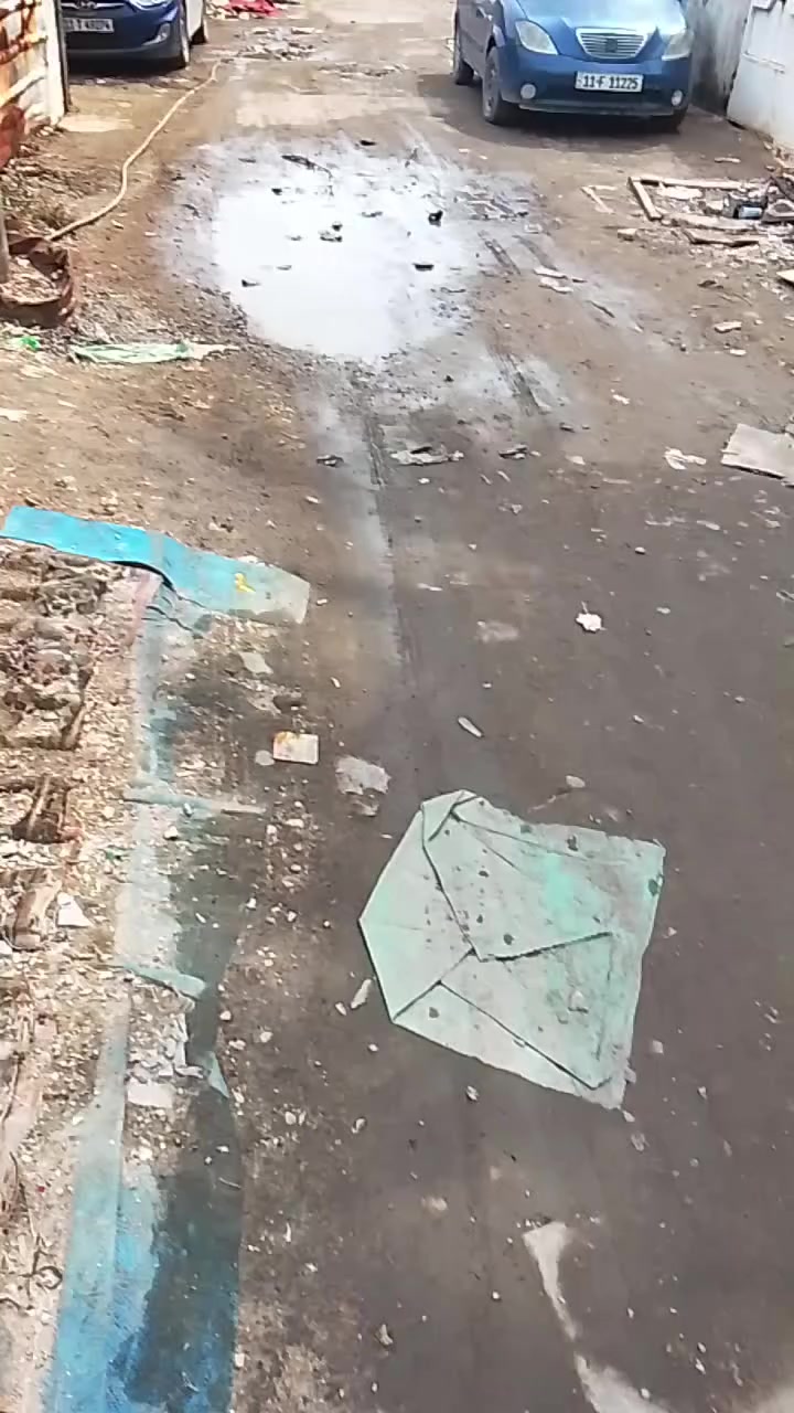 السلام عليكم بيت للايجار مجمع الرجاء بيت عالي عن الشارع ميغرك طرمه وحمام خارجي صاله  ممر مطبخ منور حمام داخلي غرفه جبيره وترك جبير الااستفسار اتصال او واتساب (***********)
