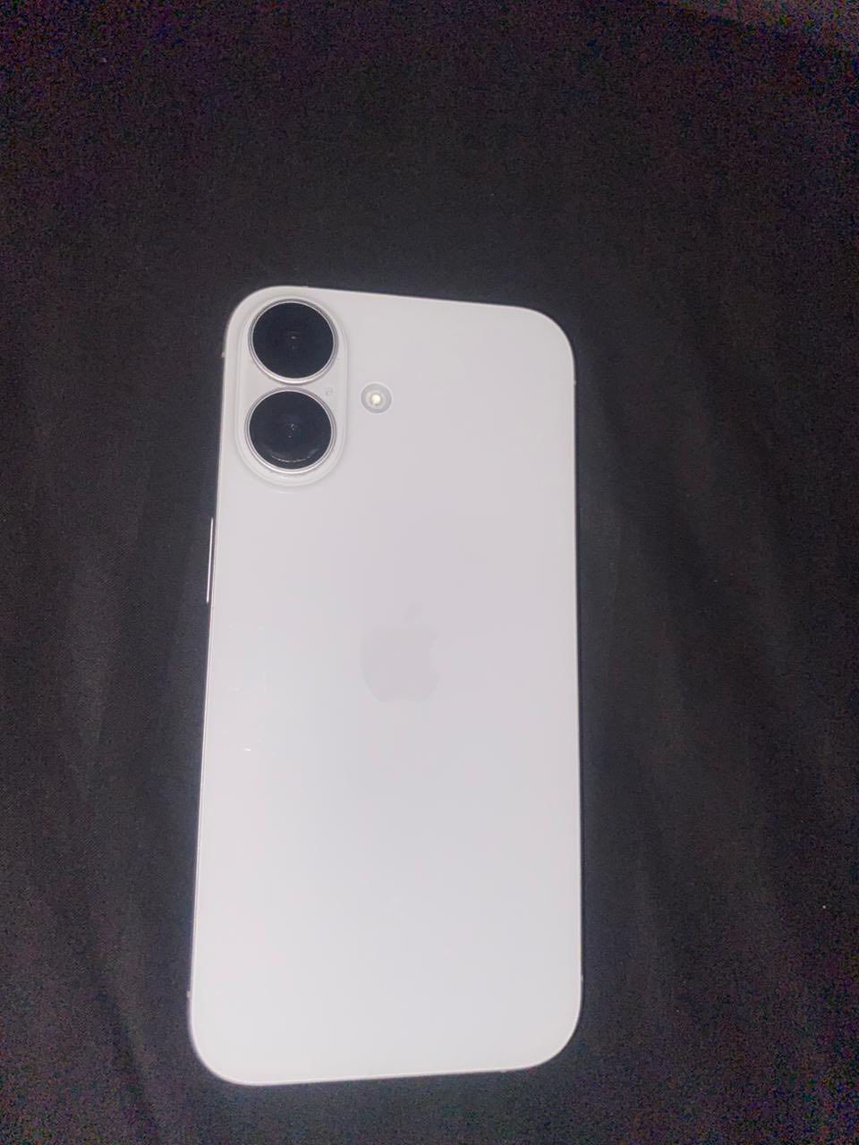 آيفون ١٦ العادي نظيف ذاكرته ١٢٨ وبطاريته ٩٢ كارتونته وشاحنته الاصليه موجودات جهاز شخط ما بي وبعده الضمان ممنتهي من ماستر سعره ٨٠٠ ألف قفل للاستفسار الرقم ***********
