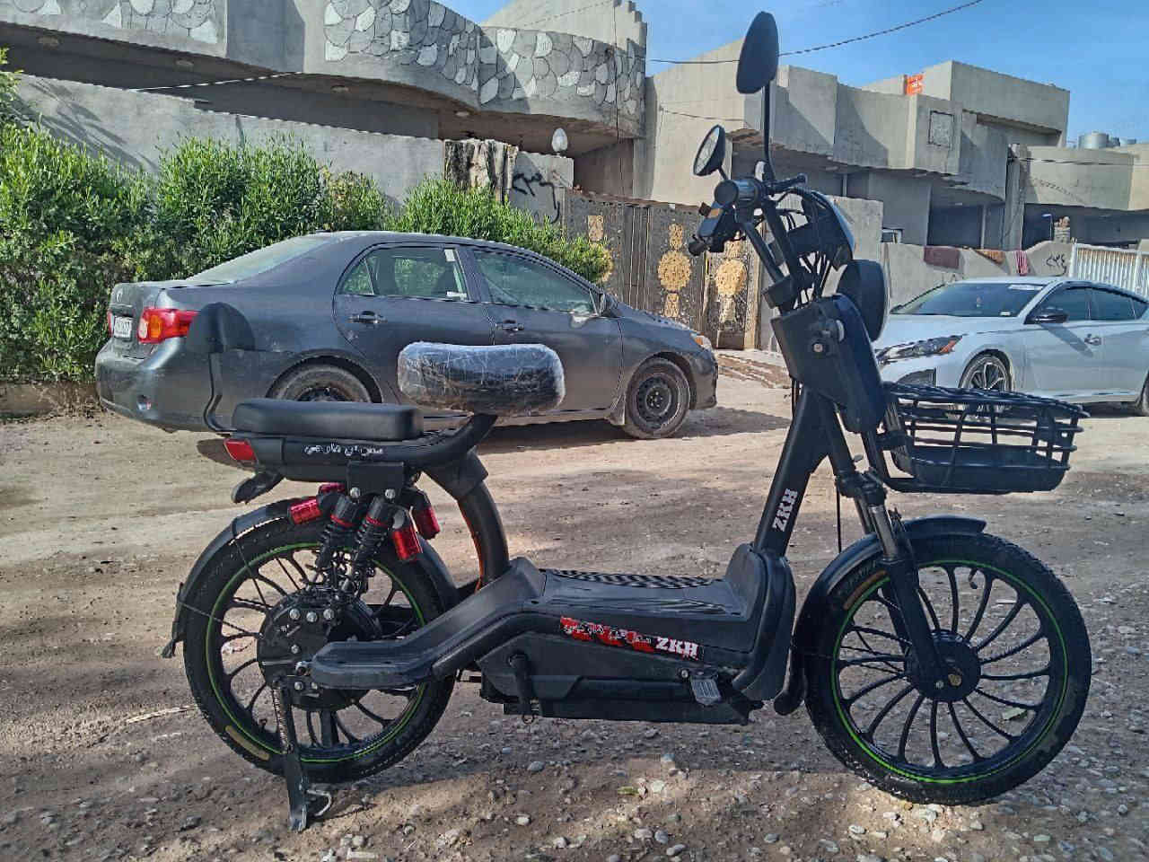 سلام عليكم دراجه موديل 2025 للبيع كلشي شغال بيها عل شرط بطاريلت 5 نضافه 90٪ العنوان حزيران او حي، العسكري  للتواصل الرقم *********** واتساب  والسعر 470 وبيه مجال
