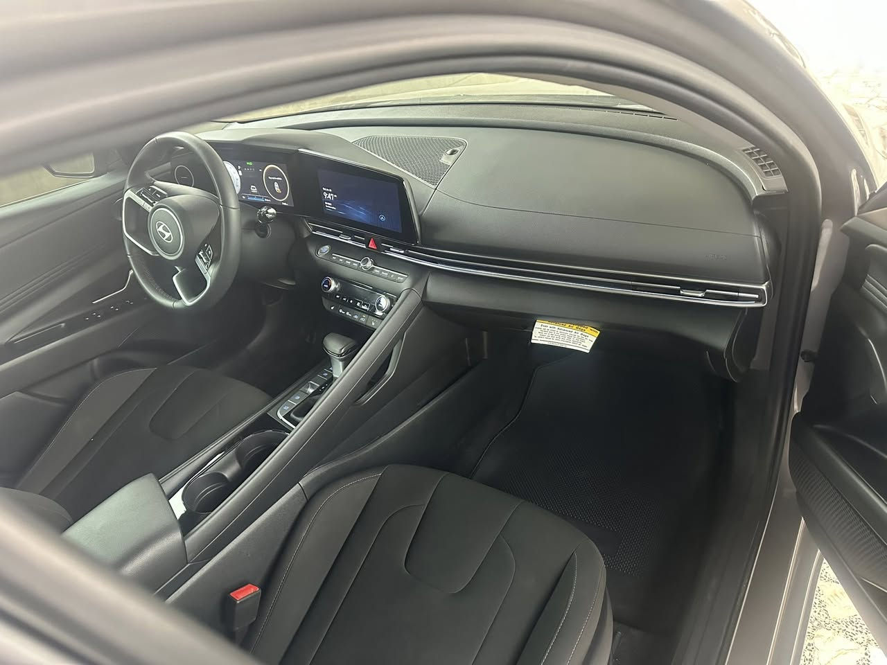 هونداي الانترا دخول جديد موديل 24 الحادث كما موضح بالصور للاستفسار عن السعر الاتصال ع الرقم ***********او ماسنجر او واتساب السياره ماشيه الف ميل
