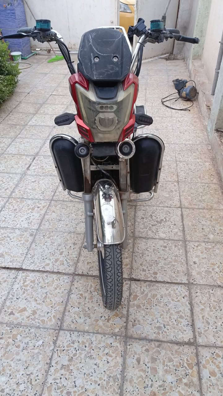 سلام عليكم دراجه شحن نوع هارلي بطاريات نضيف
سته بطاريه 

نضام بكR

أشاير شغال

 اربع سرع 

 شاحنه شغال 

دراجه عضمته 

بصمتين  
تشغيل عن بعد 

سعر دراجه 450 

رقمي ***********
