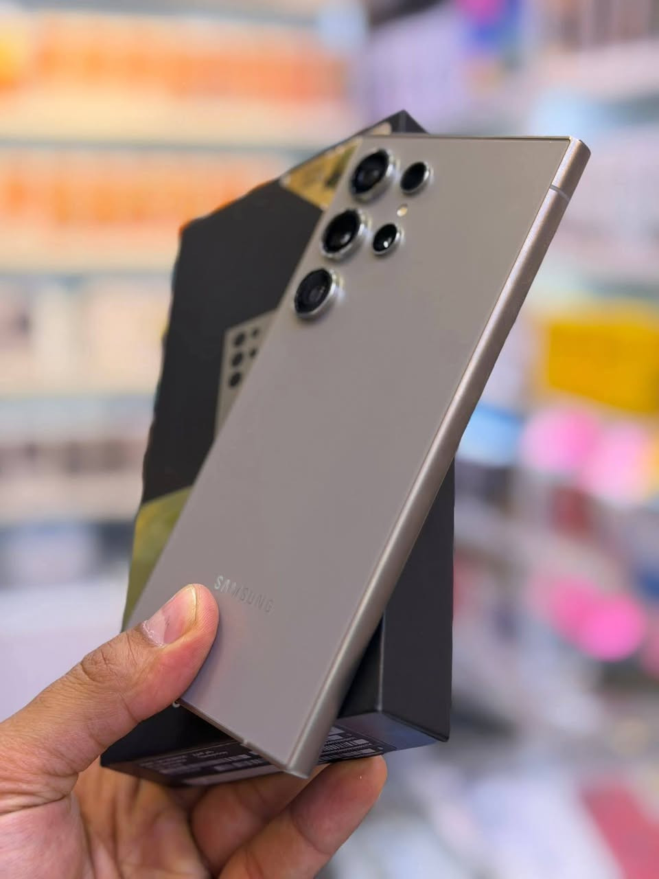 سلام عليكم 
مكلف بالنشر 
جهاز الترا S24 
ذاكرة 256 عشوائيه 12 
الجهاز بوضع الوكالة يعني بعده جديد 
استخدامة اتصال فقط 
للأستفسار الاتصال على الرقم ***********
