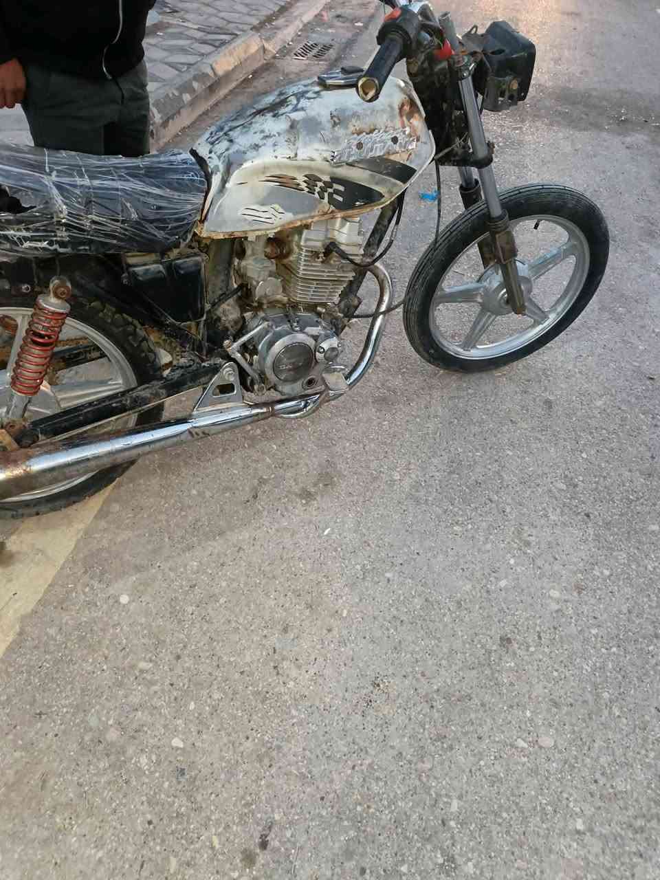 السلام عليكم 
للبيع
دراجة فيوم اوراق لونها احمر موديل 2010للاستفسار***********
