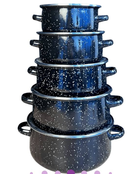 طقم جدورة مينا فاخر 5 قطع بغطاء زجاجي – تصميم مرقّط مقاوم للحرارة

الاستخدامات

طهي الأرز، الشوربات، اليخنات، والمعكرونة.

تحضير وجبات يومية للعائلة بأحجام مختلفة حسب الحاجة.

مناسب للطبخ البطيء والطهي المتوازن.

مثالي للاستخدام المنزلي اليومي أو تجهيز السفرة.

المميزات

مصنوع من معدن مطلي بالمينا عالي الجودة مقاوم للحرارة.

توزيع متساوٍ للحرارة يساعد على نضج الطعام بشكل أفضل.

تصميم مرقّط أنيق يضيف لمسة فخامة للمطبخ.

أغطية زجاجية شفافة لمتابعة الطهي دون فتح الغطاء.

مقابض جانبية قوية وآمنة للحمل.

سهل التنظيف ولا يحتفظ بالروائح.

مناسب لمعظم أنواع المواقد (غاز – كهرباء).

المقاسات الفنية:

الكبيرة: قطر 24 سم × ارتفاع 11 سم

الأصغر من الكبيرة: قطر 22.5 سم × ارتفاع 10 سم

الوسط: قطر 20 سم × ارتفاع 9 سم

الأصغر من الوسط: قطر 16 سم × ارتفاع 8 سم

الصغيرة: قطر 18 سم × ارتفاع 8 سم

محتويات الصندوق

5 قدور بأحجام مختلفة.

5 أغطية زجاجية مطابقة.

تغليف كرتوني منظم للحماية.

قياس الكارتون:

24 × 24 × 28 سم

الملاحظات

يُفضل استخدام أدوات خشبية أو سيليكون للحفاظ على طبقة المينا.

لا يُعرّض للصدمة الحرارية المباشرة.

يُغسل يدويًا لإطالة عمر المنتج.
(((💸 السعر: 30,000 د.ع + 🚚 التوصيل: 3000 د.ع لمحافظة بغداد  وغير محافظات 5000 د.ع💯))) والدفع عند الاستلام .يعني حقك مضمون
للطلب التواصل على رقم الواتساب ***********
او مراسلتي للاستفسار
