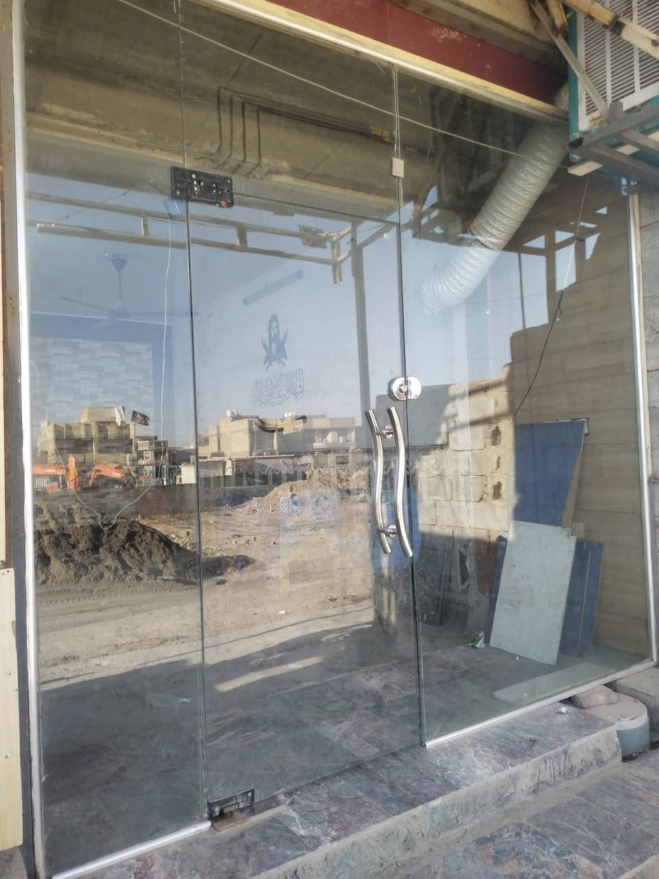 السلام عليك عندي جامخانة العرض 2500 اثنين ونص ارتفاع 280 مترتين وثمانين الرقم *********** بغداد قضاء الزوراء(الولدية) السعر 200الف

