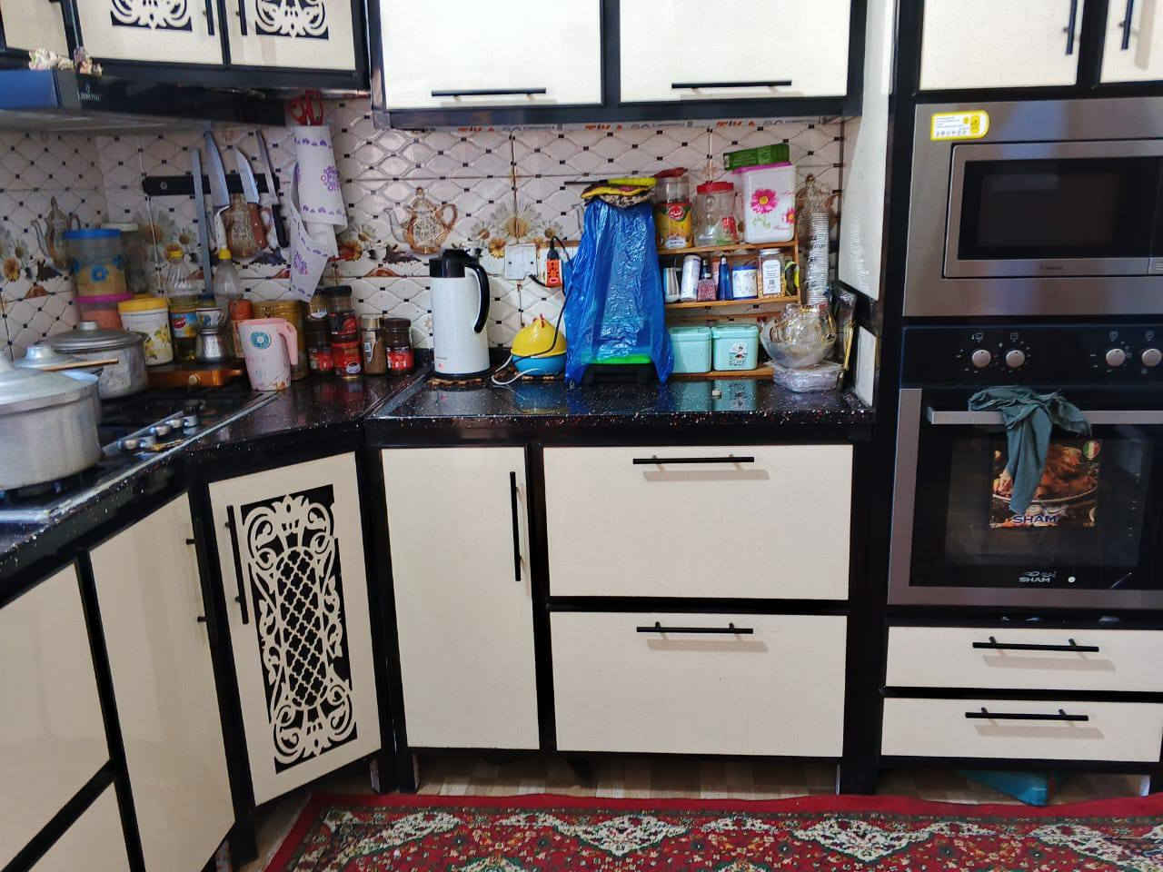 بيت 100 طابقين والطالق الثالث غرفة بحي الفداء شارع ابو لبنان قرب جدا على السريع 
بناء جديد
السعر 170 مع المجال
***********
