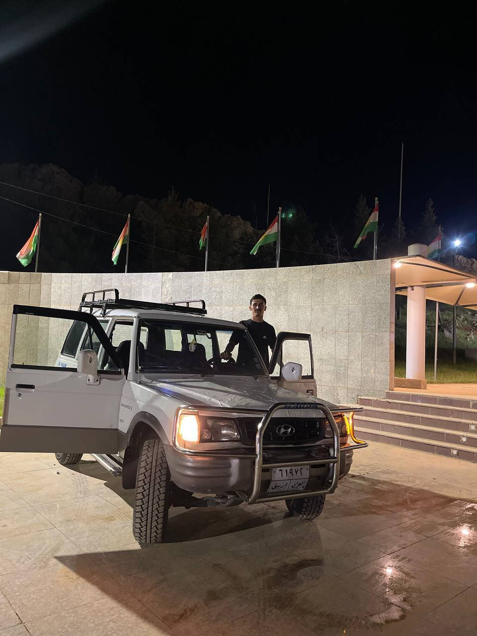 ســــلاوی خـــوودا 
لــــە هــەمـــولایــــەک هــــۆنــدا گـــالــــۆبـــەر 
مــــۆدێــــل ۲۰۰۱
ڕەقــەم هـــەولـــێـــر 
٨مـــانــگـــە بــەســـەرچـــــووە
بـــۆیـــــاخ دوپــــەڵــــە و ســـــەوزەکــەی بـــەهـــەر چـــواردەوریــــدا
تــــــەبـــریـــد
دەبـــل ئـــەکـــــســــــل 4‌‌×4
(قــــورس ، ســوک)
قـــــڤـــڵ مــــەرکـــەزی 
هـــەرچـــوار چــــام کـارەبــای 
 غـــاز و بــەنــزیـــن  غـــازەکـــەم لــــێ کــردۆتـــەوە لــــەبـــەر نــــــوێــــکردنـــەوە بـــێ کـــــێــــشــــــەیـــە بـــــــەشــــــەرت بـــــەنـــاو کــــــردن 
ســـــــحــــــری ٤۹ گــــەڵا و مــــــعامـــەلــــەکــی بـــرایــــەنــــــە 
***********
