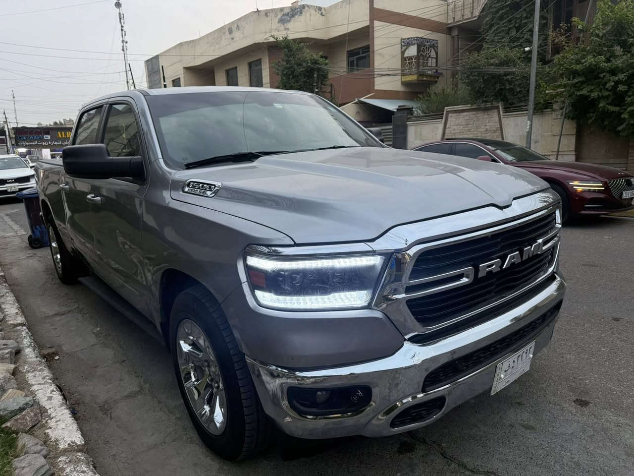 السلام عليكم 
دوج رام موديل 2022 
بك هورن موصفات المعروفه 
محرك 8 سلندر 5700
عليه منضومه غاز يعني ماكو صرف بانزين
حادثه جاملغ وبنيد وشويه بالباب 
بنيد مبدل نفس الون او صبغ قطعتين 
ماشيه 77 m الف
***********
