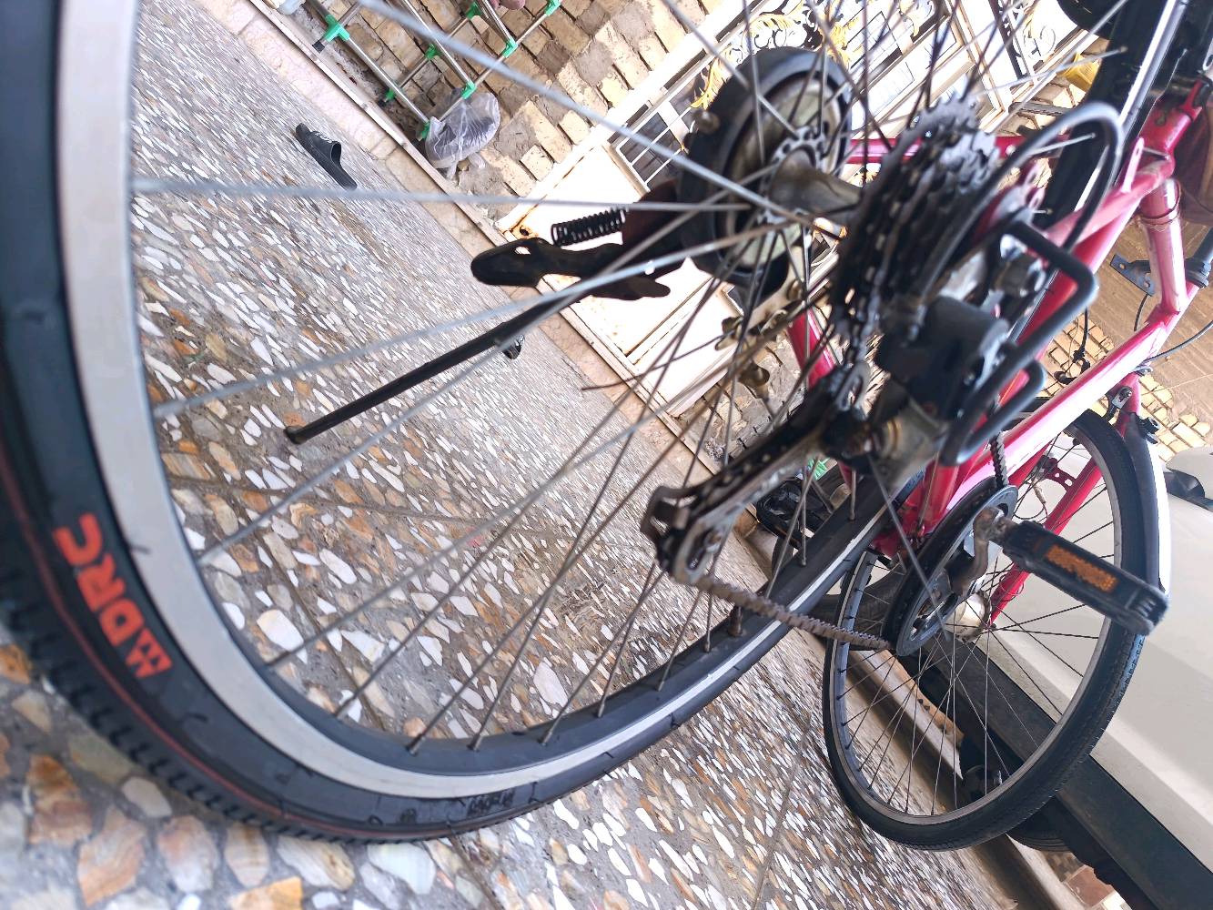 باسكل أحمر اللون بحالة جيدة من نوع "Southernport". يتميز بداينامو من نوع "Sanyo" ومبدل سرعات من "Shimano"، مما يعني ركوباً سلساً ومريحاً. مناسب للتنقل في المدينة والاستمتاع بالجولات الطويلة. متوفر للبيع بسعر مناسب.