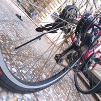 باسكل أحمر اللون بحالة جيدة من نوع "Southernport". يتميز بداينامو من ن...