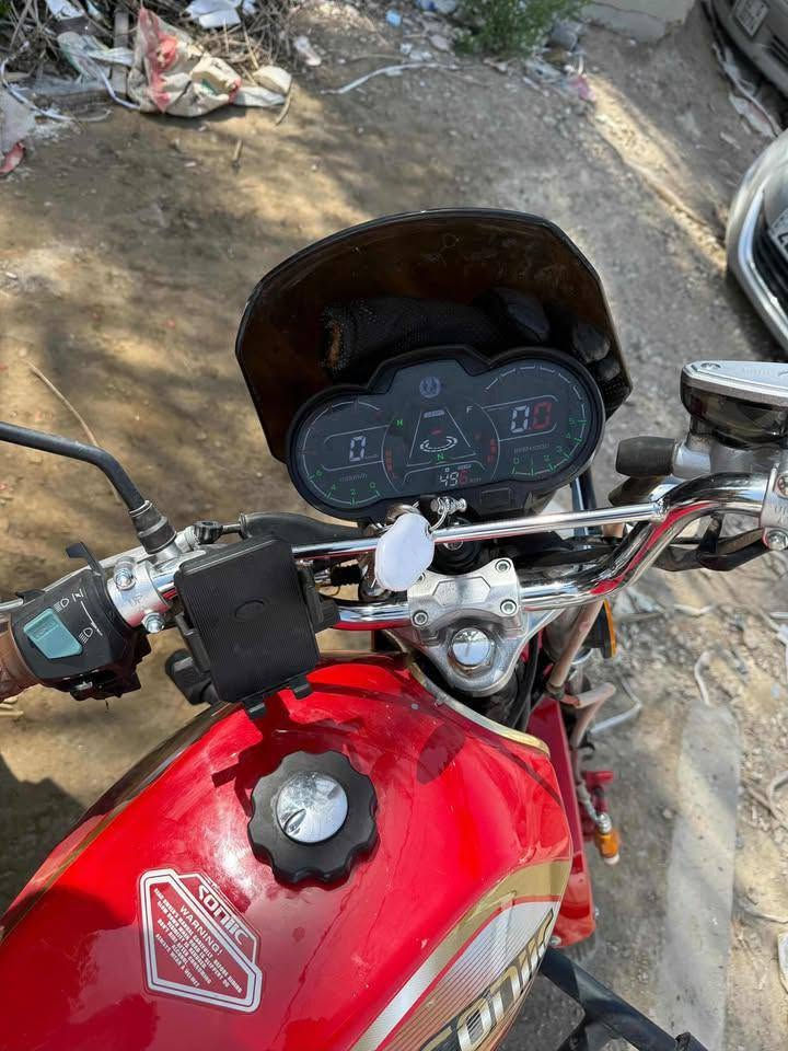 📣 للبيع: دراجة سونيك SONIC N-MAX (حجم 200)
​الموديل: 2026.
​المحرك: 200 سي سي (200cc) - سلف وهندل، كاربريتر بلادها ونظيفة جداً.
​الوضع العام: الدراجة بحالة ممتازة وجاهزة من كل النواحي (شغل واطلع).
​الإضافات: ويلات بلادها الرياضية، كشن جلد بني مطرز، حمالة خلفية، ودعاميات حماية.
​📍 المكان: [بابل_حي الجزائر]
💵 السعر: [900]
📞 للتواصل: [***********] واتساب لا تواجد فيس 👾
