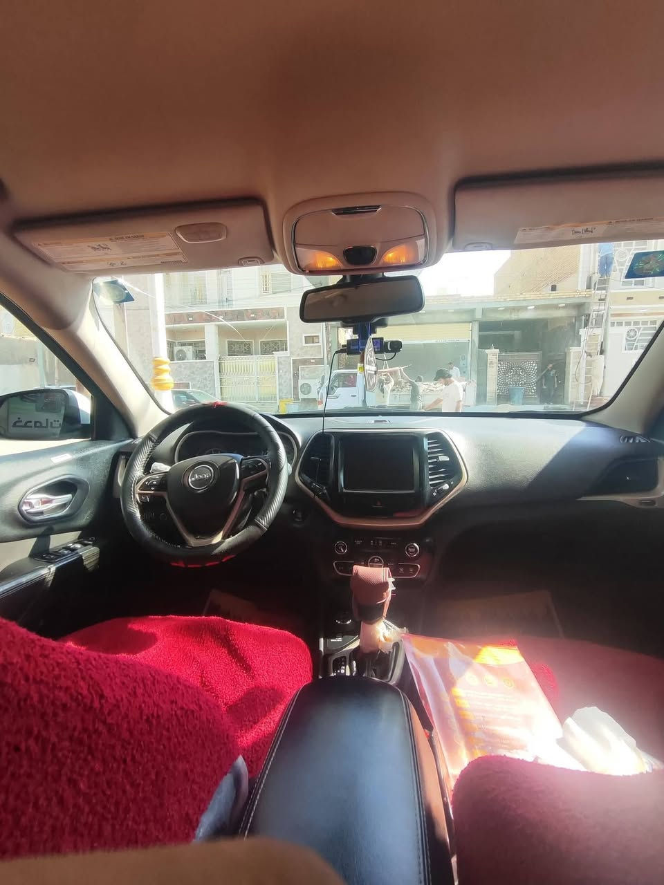 جيب شيروكي بزون جديده وحلوه معنى الكلمه وجاهزه للأخير ربع ماتصرف عليه مكينه وگير شرط موديل 16مكينه 6 سلندررر
المكان ناصريه السعر120 وبيها مجال قليل ***********
