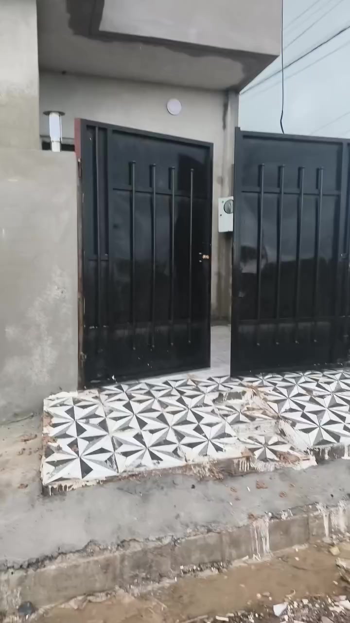 يوجد بيت اللايجار مساحه 100 متر مربع يحتوئ علئ غرفتين نوم وستقبال وهول ومطبخ وحمام بيت جديد زيرو  موقع حي السماح 24 
ايجارو 250 الف 
اللستفسار ***********
خدمات مي وكهرب كامل
