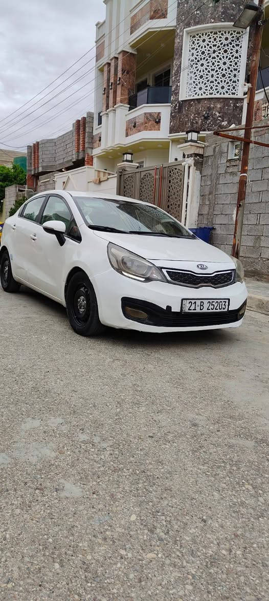 السلام عليكم 
كيا ريو 2012   خليجي.   مواصفات فول عدى الفتحه ولبصمه 
مري شفط 
شاشه كامره خلفيه 
اشاير بلمري 
لدات خلفيه واماميه 
تبريد ثلج 
سياره نضيفه وجاهزه من كل شي مابيها اي نقص ادامه كامله بلكات نوزلات مجاول من كلشي جاهزه  
السعر 85 $ 
مكان السيارة الانبار الرمادي 
***********
*********** للاستفسار
