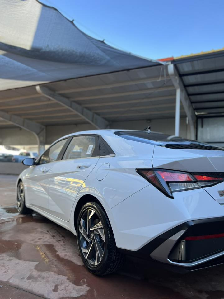 هۆندا ئەلێنترا مۆدێلی 2025 فول مواسەفات کلین 8 هەزار رۆشتووە رەقەم سلێمانی شوختیشی نیە نرخی 152  ژم ***********
