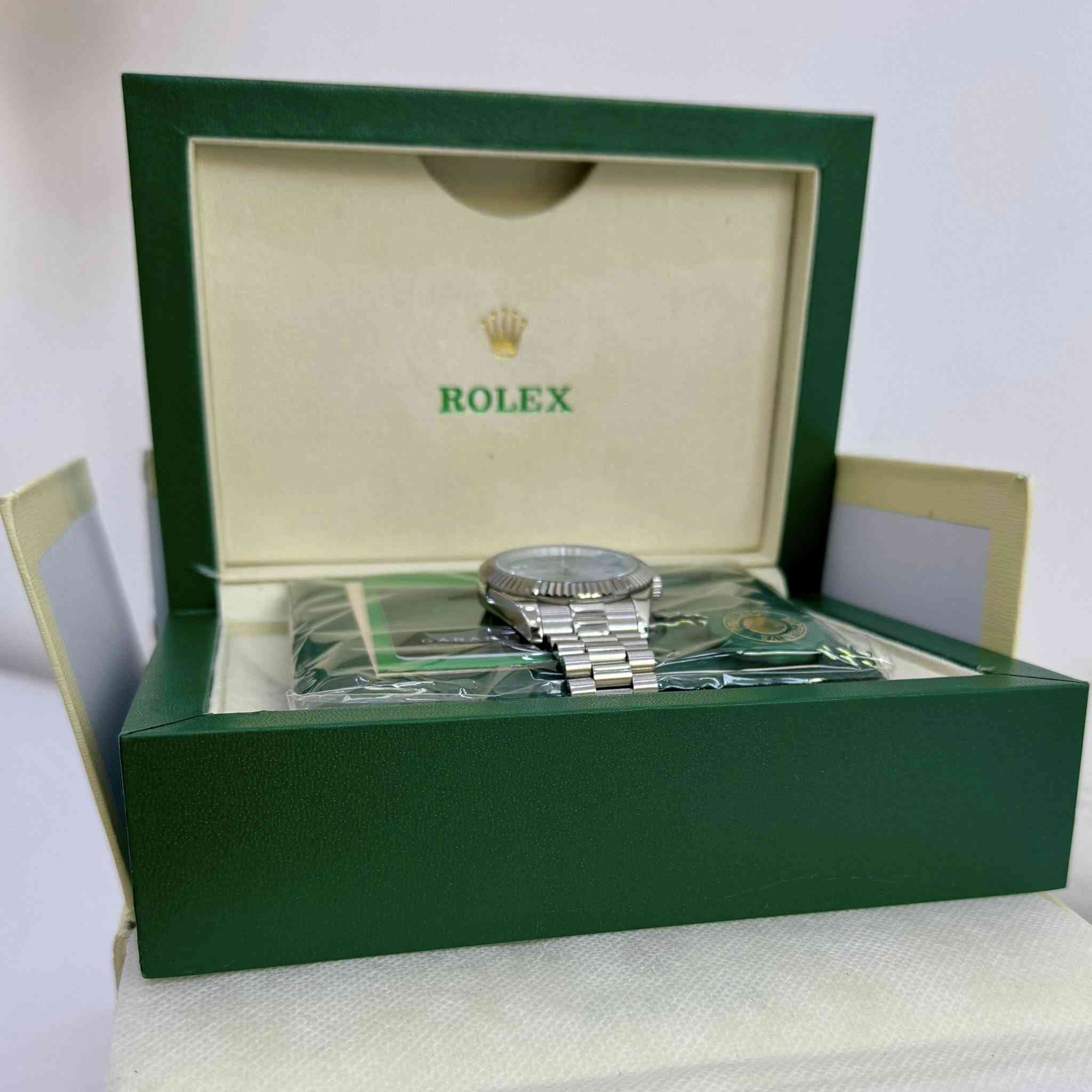 السلام عليكم
رولكس داي ديت
ماستر كوالتي (كوبي)
ملبوسه قليل ونظافه 98‎%‎
سير كامل مع الحلقات المصغره
75.000 مع التوصيل نهائي
استفسار خاص او ***********
