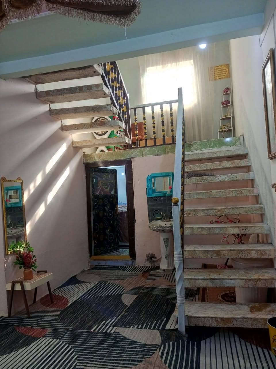 السلام عليكم بيت للبيع
المساحه بالسند 300 واقع حال 350
البيت متكون من 2غرف ستقبال وهول ومطبخ 
صحيات خارجيه وداخليه 
البناء بي بوكس ورباط  خريطه هندسيه 
خدمات كامله من مجاري وتبليط. وخط ذهبي 
البيت عالي عن الشارع متر 
البيت وياه 220متر بورسلين إيفا أصلي 
  للبيت كله داخل وخارج 
السعر خاص 
الرقم ***********. بي واتساب
المكان الشوملي  حي الزهراء قرب  ساحه الطف
