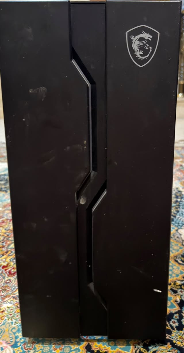سلام عليكم تجميعه ناقصه رام وكرت شاشه بيها 
جميله ونظيفه بس بيها شويه تراب وشرط RGB فدشي راقي وبالمناسبه وصلني معجون حراري راح ابدله 
المعالج (CPU): Intel Core i5-12400F TRAY
 اللوحة الأم (Motherboard): MSI PRO B760M-E DDR4 LGA 1700
 المراوح (Fans): Deepcool CF120 ARGB 3IN1 120MM
 المبرد (Cooler): مبرد هوائي DEEPCOOL GAMMAXX AG400 LED
 الكيس (Case): MSI MAG VAMPIRIC 010X
 الشاشة (Monitor): SAMSUNG ODYSSEY G3 LS27AG320NM 27 FHD 165Hz VA MONITOR شاشه سام سونج تخبل بس بيها بكسل واحد ابيض 
ذاكره ssd2t 

والسعر خاص على هذا الرقم ***********
