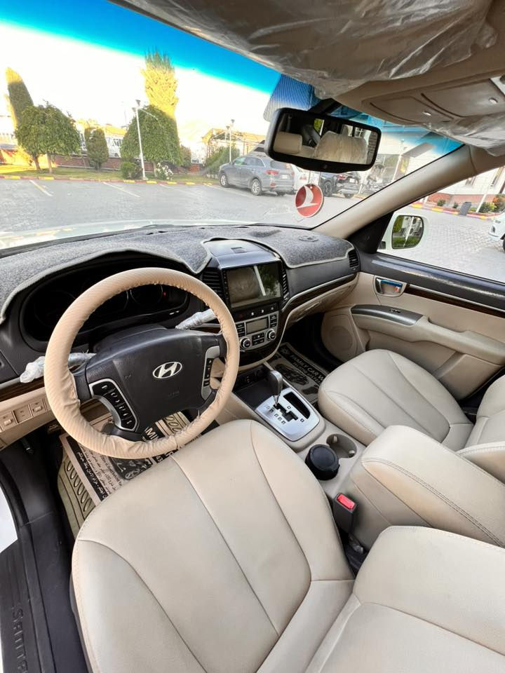 السلام عليكم 
سنتافي 2011 
فول مواصفات 
٦ سلندر 
فتحة سقف 
جلد 
شاشة تبريد 
كاميرا خلفية بلادية 
ثلاجة بالتجوة 
تحكم ستيرن جهتين 
كرسي سائق كهرباء 
🛑🛑ماشية ٤٢ الف كيلو🛑🛑
كلش حلوة وبلادية من صدر مال شركة وسبير مال شركة مانازل وعدة جديدة كاملة  
بيها ملاحظات بسيطة بالبدي 
السعر 19000 دولار ومجال كلش بسيط بيها 
رجاءا الي يشوفها غالية يكول ما شاء الله وكلشي موجود بالسوك
والي يعرف بالسيارة وقيمتها يتصل ويتدلل
***********
